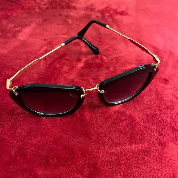 Cat Eye Sunglasses With Golden Frame - Picture 6 of 7
